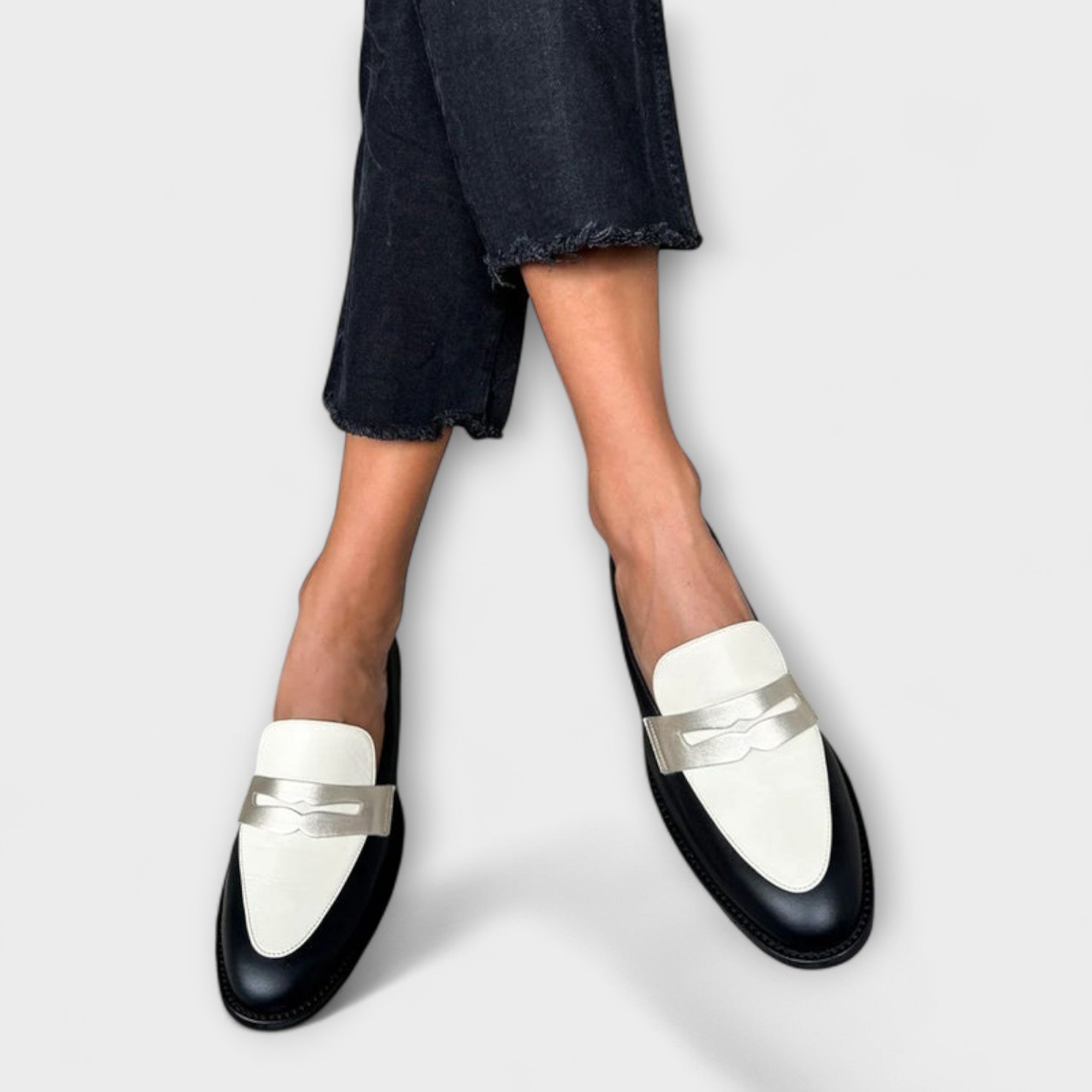 Xara – Elegant Black Loafers with Stylish Metal Details for a Sophisticated Look