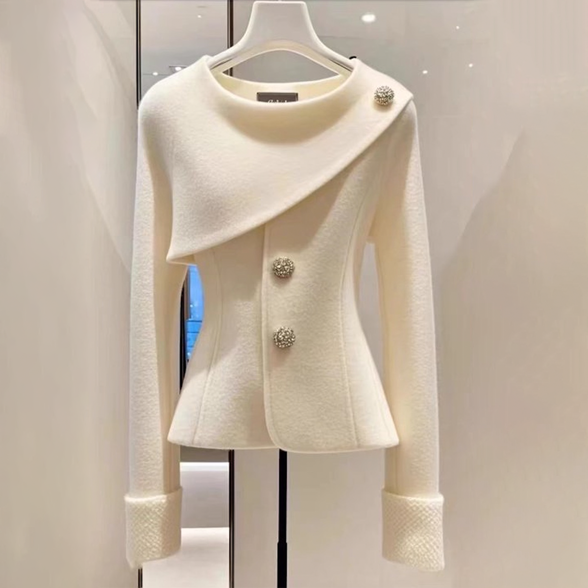 Lola | Elegant Button-Down Blazer for a Sophisticated Look