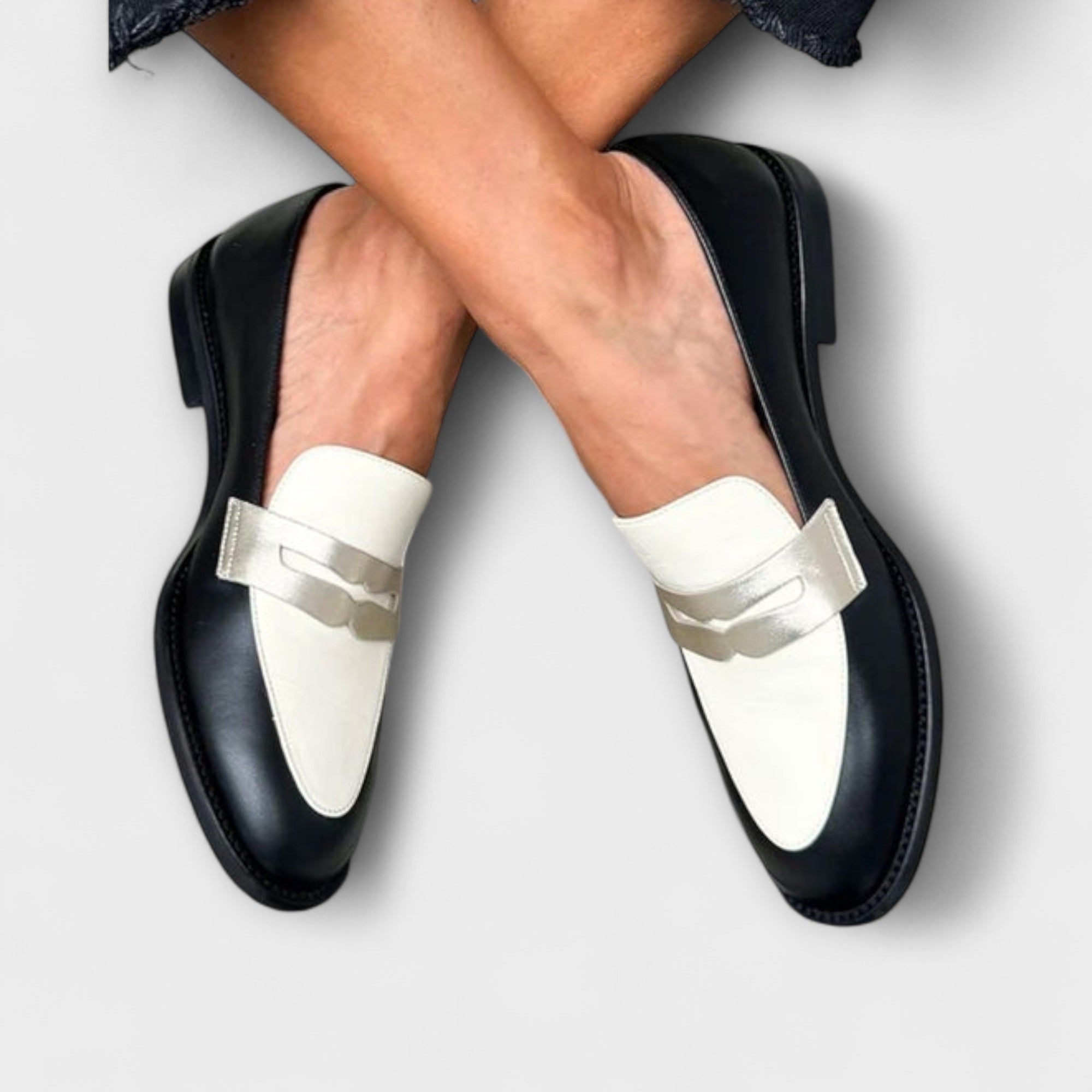 Xara – Elegant Black Loafers with Stylish Metal Details for a Sophisticated Look