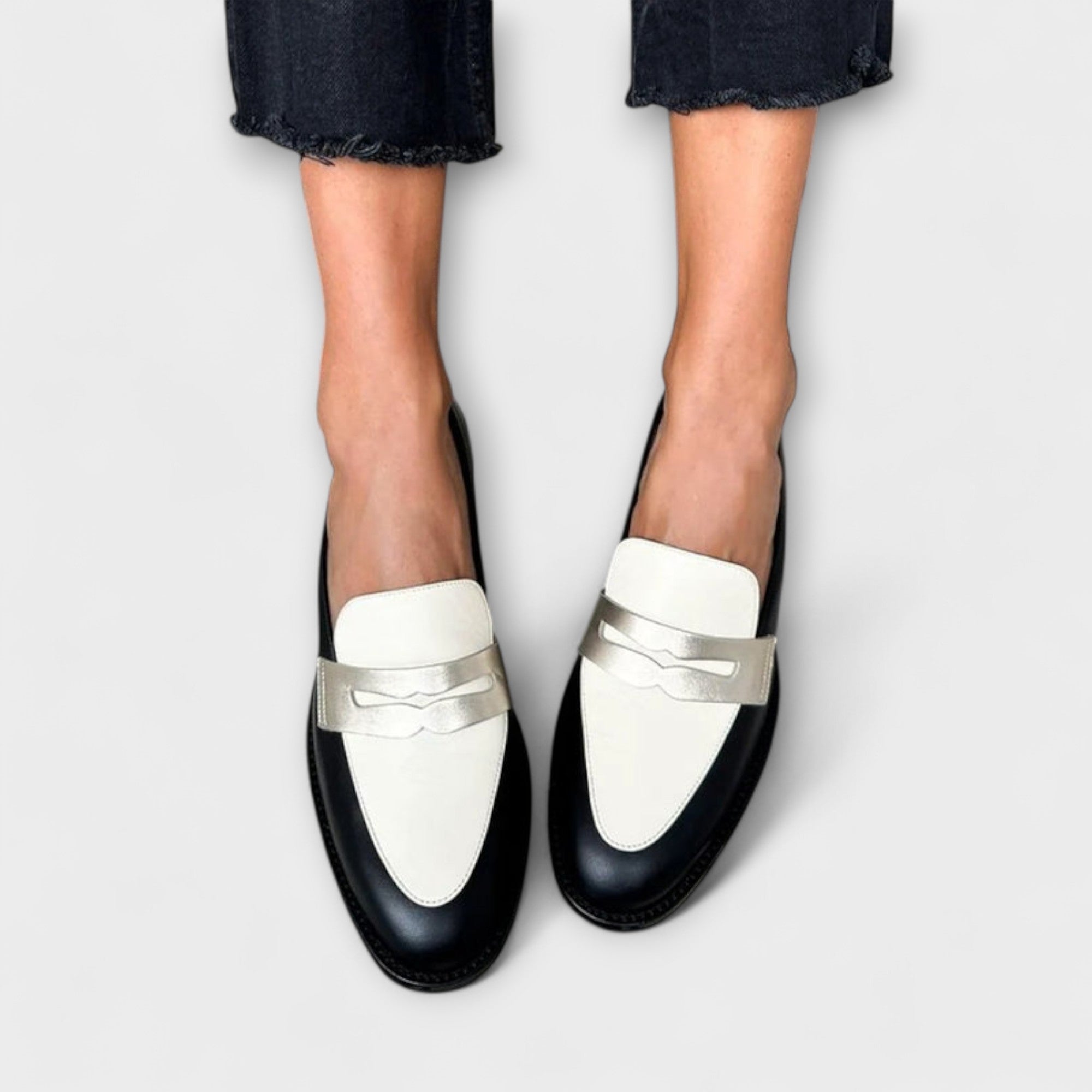 Xara – Elegant Black Loafers with Stylish Metal Details for a Sophisticated Look