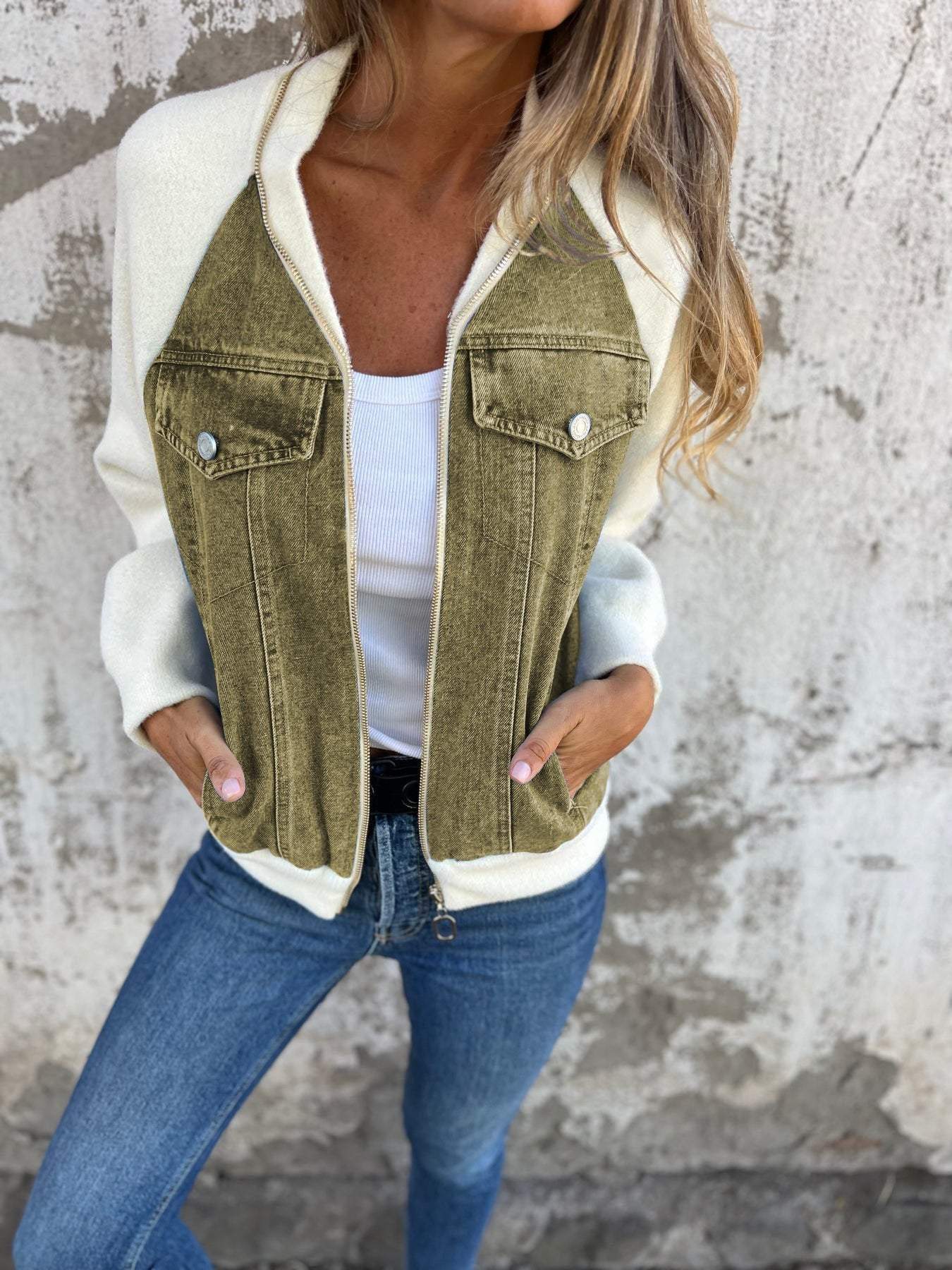 Zoe™ - Stylish and Fashionable Jeans Jacket for an Elegant Look