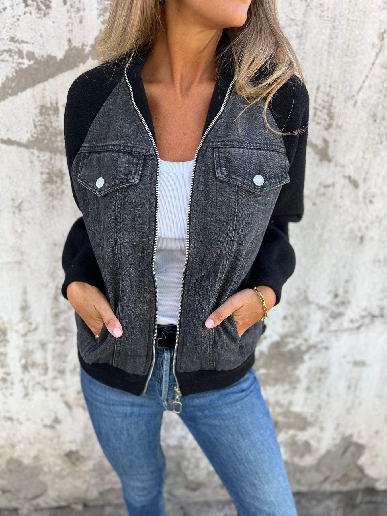 Zoe™ - Stylish and Fashionable Jeans Jacket for an Elegant Look